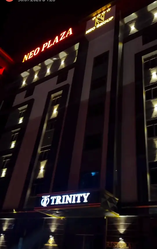 TRINITY restoranining tungi kirish qismi va peshlavhasi